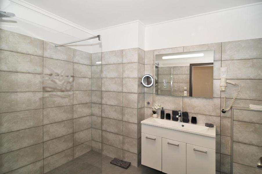 Silver Apartment *