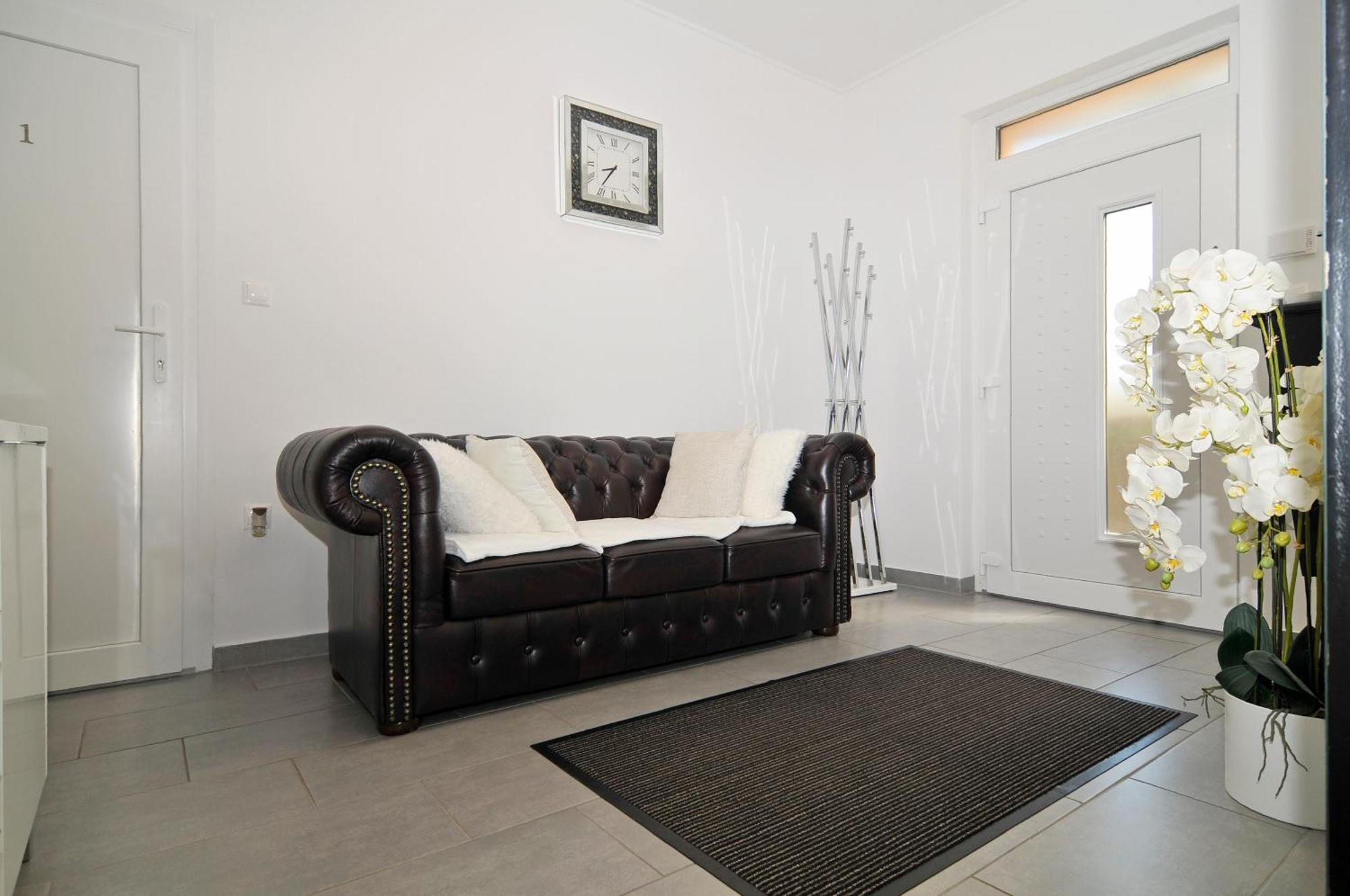 Silver Apartment *
