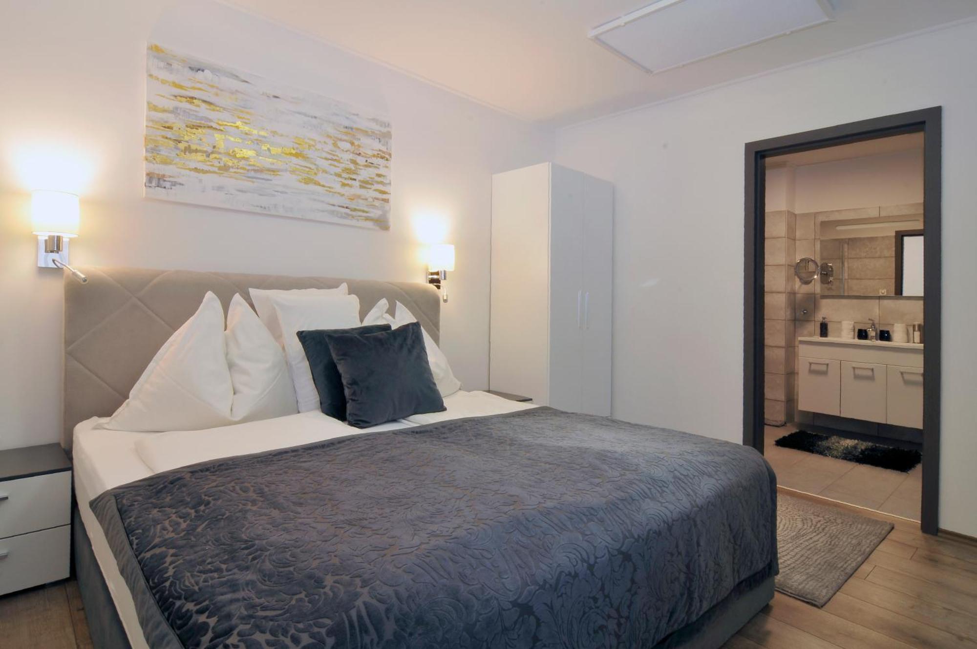 Silver Apartment *