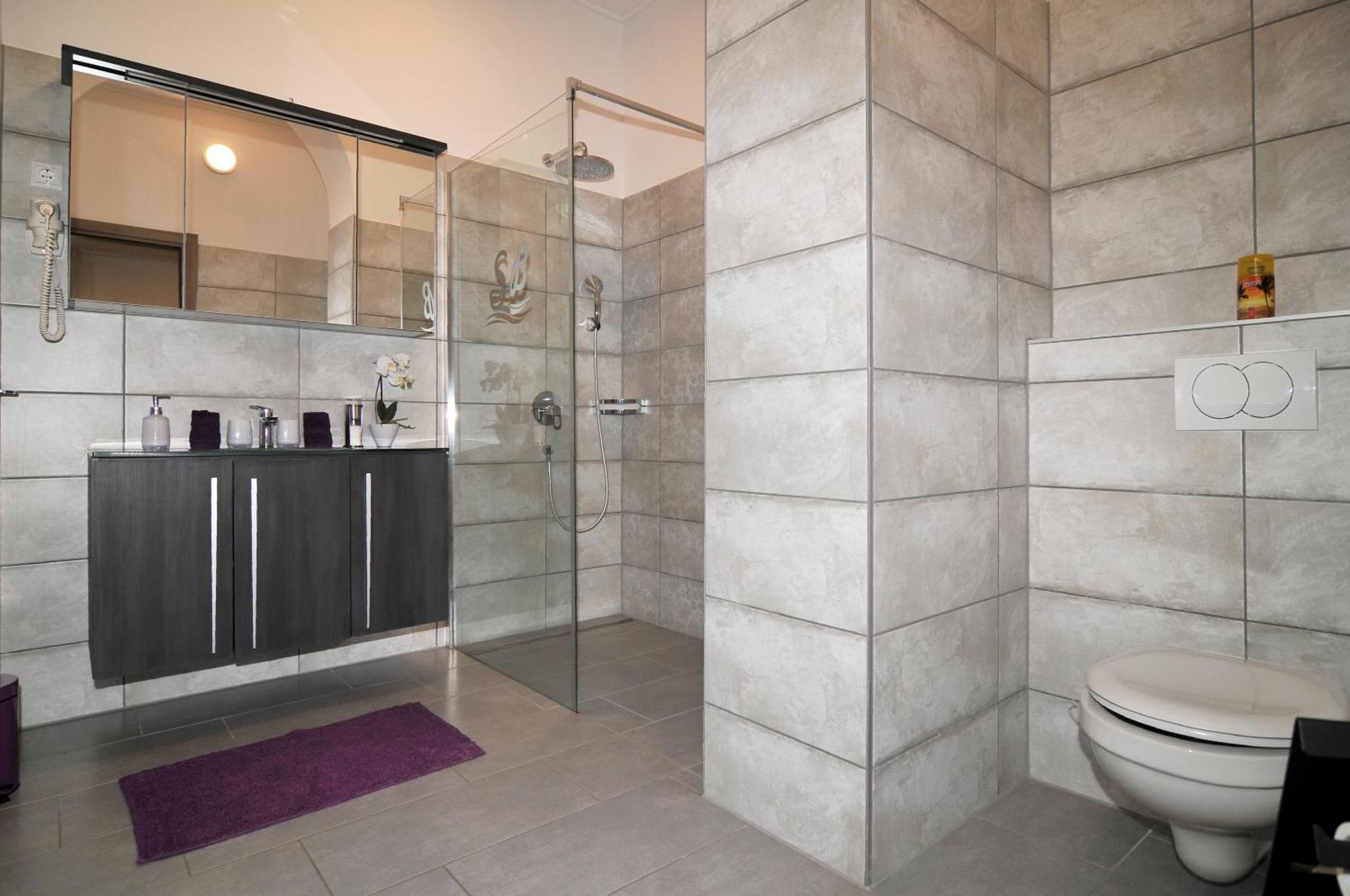 Silver Apartment