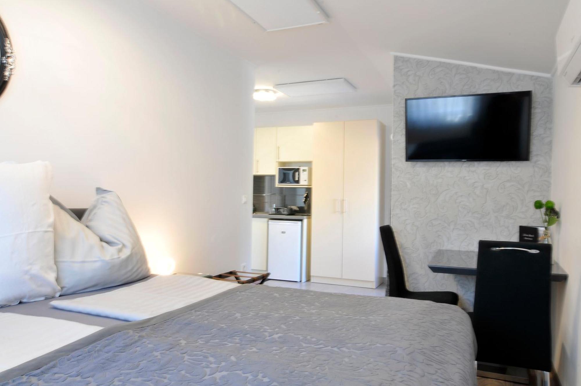 Silver Apartment *
